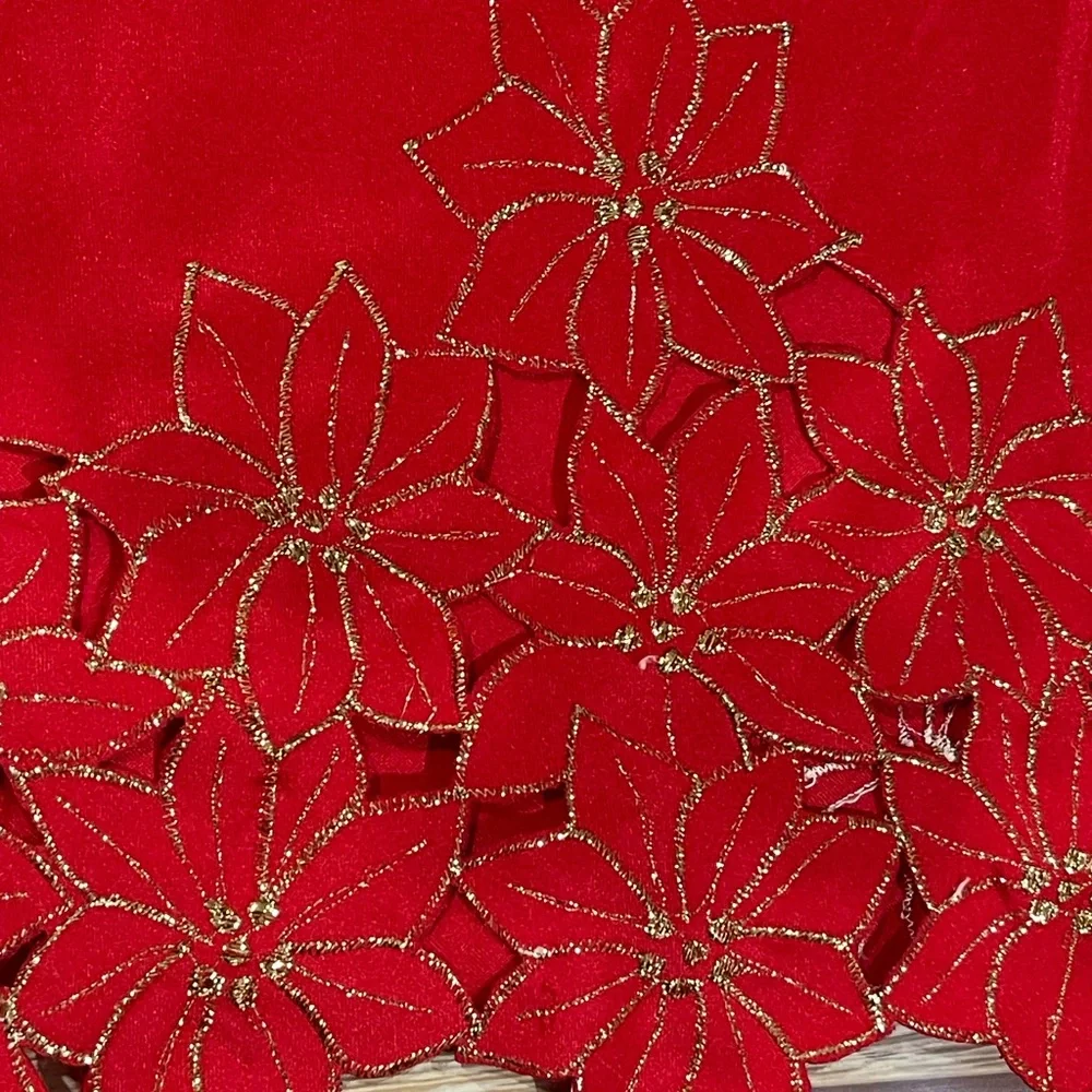 Poinsettia Cluster Round Red Tablecloth